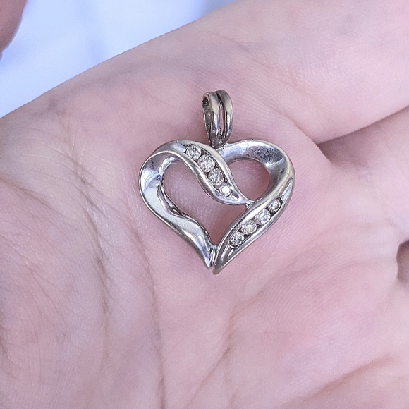 10K solid white gold diamond heart pendant - Picture 6 of 15